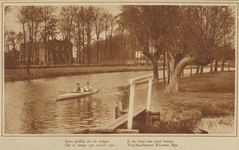 872555 Afbeelding van twee roeiers op de Kromme Rijn te Bunnik, met op de achtergrond een landhuis.